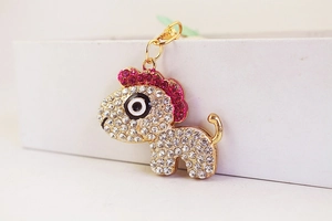 Gros plan d'un porte-clés monstre en strass rose avec chaîne dorée et fermoir mousqueton