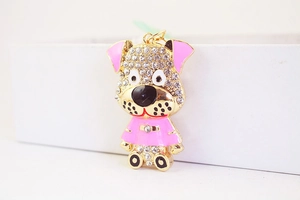 Détail d'un porte-clés chien doré orné de strass brillants et d'émail rose de haute qualité