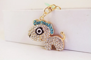 Gros plan du porte-clés cheval orné de strass bleus et blancs avec un fermoir mousqueton doré