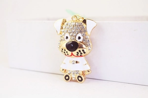 Vue macro du pendentif chien avec strass étincelants et finition en alliage doré