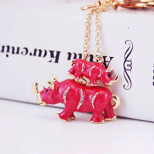 Porte-clés rhinocéros rouge en émail avec détails dorés et strass brillants décoratifs