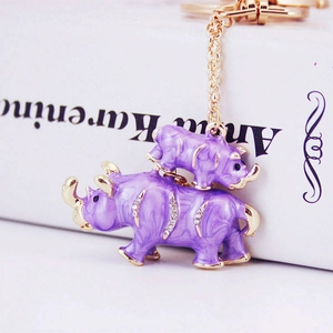 Porte-clés rhinocéros en émail violet avec diamants brillants et finitions dorées