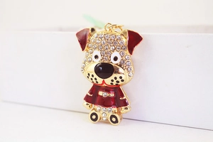 Détail d'un porte-clés chien mignon avec strass blancs et finition en émail rouge vif