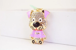 Vue macro d'un porte-clés chiot dalmatien avec émail violet et strass étincelants