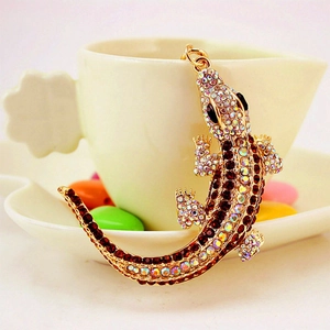 Exquisite gold alloy lizard keychain with multicolored rhinestones on a ceramic cup