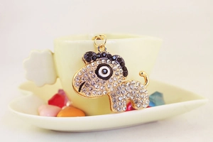 Vue détaillée d'un porte-clés zèbre serti de strass brillants accroché à une tasse