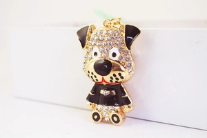 Détail du porte-clés chiot dalmatien doré avec strass blancs et finitions en émail noir