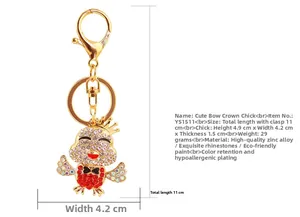 Dettaglio del portachiavi pulcino con corona dorata con dimensioni 11 cm di lunghezza e 29g