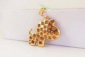 Détail d'un porte-clés lion doré ajouré avec une texture délicate de motif floral
