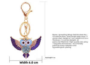 Detailaufnahme Eulen-Schlüsselanhänger mit Emaille, blauen Kristallen und Gold-Karabiner