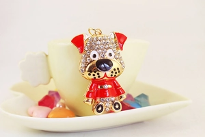 Vue macro détaillée d'un porte-clés chien mignon avec strass blancs et oreilles rouges