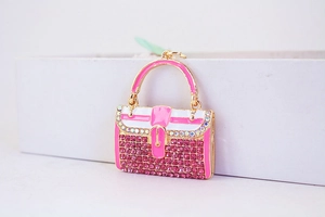 Detail von rosa Strass Handtaschen Schlüsselanhänger mit Emaille auf goldenem Metall
