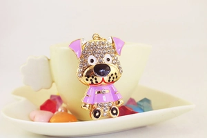 Détail d'un porte-clés chiot dalmatien avec strass blancs brillants sur une tasse de café