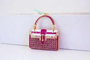 Makroaufnahme Handtasche Schlüsselanhänger mit rosa Strass und goldenem Haken