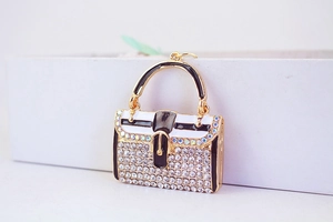 Detailansicht Handtaschen-Schlüsselanhänger mit schwarz-weißem Emaille und Strass