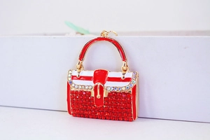 Detailansicht eines roten Strass-Handtaschen-Schlüsselanhängers mit Gold- und Emaille-Akzenten