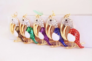 Détails de porte-clés toucan en strass colorés avec textures d'écailles en émail fin