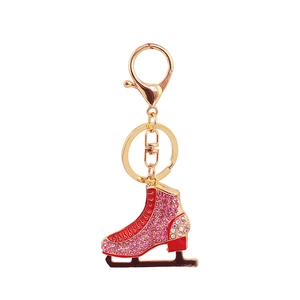 Détail du porte-clés patin à glace avec cristaux roses et alliage doré élégant