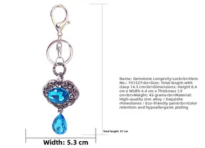 Vue détaillée du porte-clés cadenas avec pierre bleue, strass et fermoir mousqueton robuste