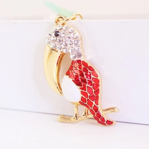 Pendentif toucan exquis avec écailles en émail rouge et finition alliage doré