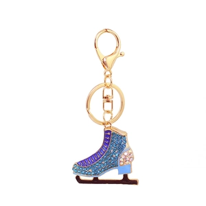 Porte-clés patin à glace avec strass bleus étincelants et placage en métal doré chic