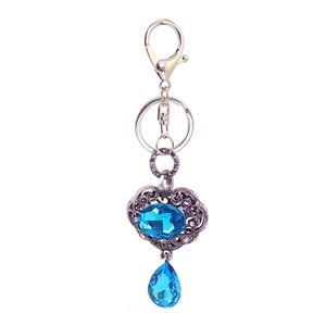 Porte-clés en argent avec pierres gemmes bleues et motifs ajourés de style vintage