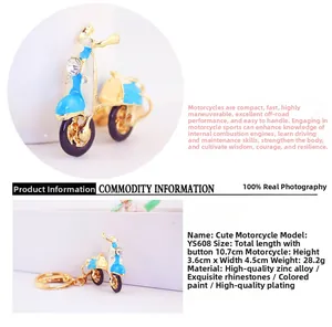 Détail d'un porte-clés scooter bleu ciel orné de strass blancs et finition dorée