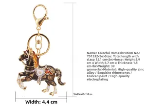 Dettaglio del portachiavi a cavallo con strass con misure che mostrano taglia e peso