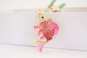 Makroansicht der rosa Farbverlauf-Strasssteine und Emaille-Details am Koi-Fisch-Anhänger