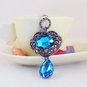 Porte-clés vintage orné de pierres bleues et strass avec un design rétro élégant