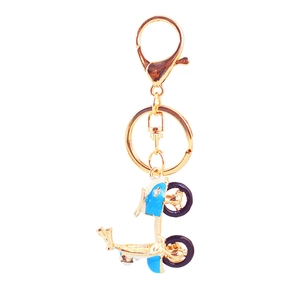 Porte-clés scooter bleu ciel avec placage doré et détails en strass étincelants