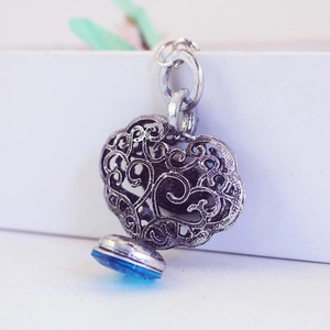 Porte-clés cadenas rétro en argent avec perles, pierre bleue et motifs de fleurs