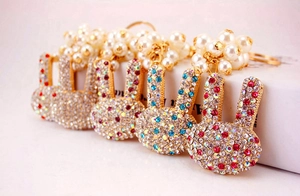 Détail des porte-clés lapin en strass brillants avec perles d'imitation blanches