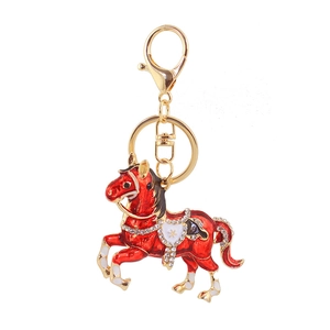 Elegante portachiavi a forma di cavallo rosso con strass e finiture dorate lucide