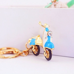 Porte-clés scooter vintage bleu ciel et or avec cristaux étincelants et émail poli