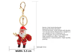 Détail du porte-clés Père Noël avec strass rouges et blancs et fermoir mousqueton doré