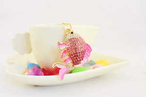 Detailansicht Goldner Koi-Schlüsselanhänger mit rosa Straßsteinen und Emaille-Flossen