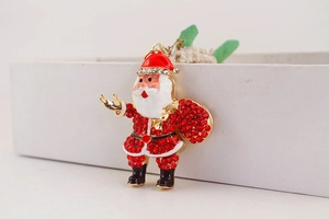 Gros plan du porte-clés Père Noël avec strass rouges et détails en émail doré