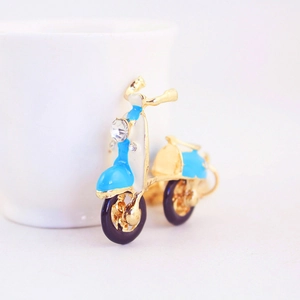 Porte-clés scooter rétro doré avec émail bleu et détails en strass étincelants