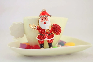 Détails du porte-clés Père Noël avec strass rouges et finitions en métal doré