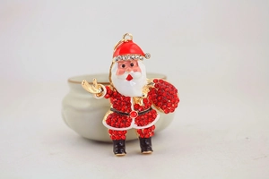 Gros plan d'un porte-clés Père Noël scintillant avec strass rouges et métal doré