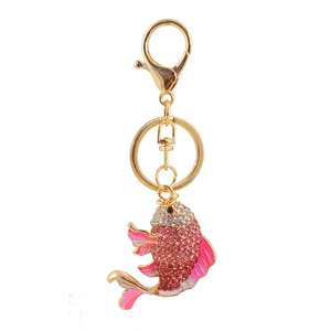 Squisito portachiavi a forma di carpa dorata con strass rosa e bianchi e dettagli in smalto
