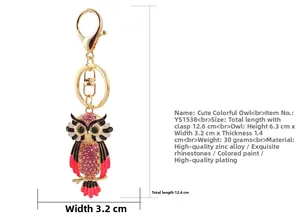 Detail van roze uil sleutelhanger met afmetingen 12,6 cm totale lengte en strass-textuur
