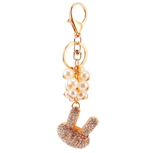 Porte-clés en perles de nacre avec un pendentif lapin scintillant orné de strass
