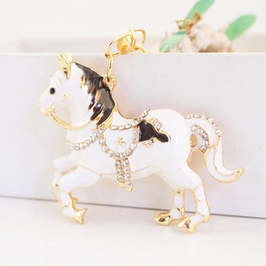 Portachiavi a forma di cavallo dorato con smalto bianco e brillanti strass di cristallo