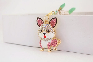 Nahaufnahme von goldenem Corgi-Schlüsselanhänger mit Strass auf weißem Schmuckkästchen