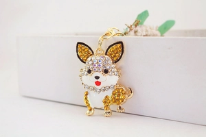 Makroaufnahme von Strass-Hundeanhänger mit weißem Emaille und Goldbeschichtung