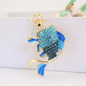 Goldener Koi-Fisch Schlüsselanhänger mit blauen Strasssteinen und Emaille-Flossen Detail