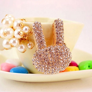 Porte-clés lapin étincelant avec strass et grappes de perles sur une tasse en céramique