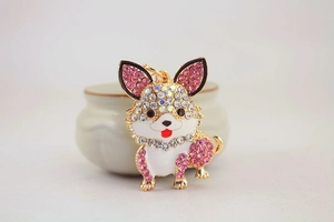 Detailaufnahme des pinkfarbenen Strass-Corgi-Schlüsselanhängers mit goldener Metallbeschichtung